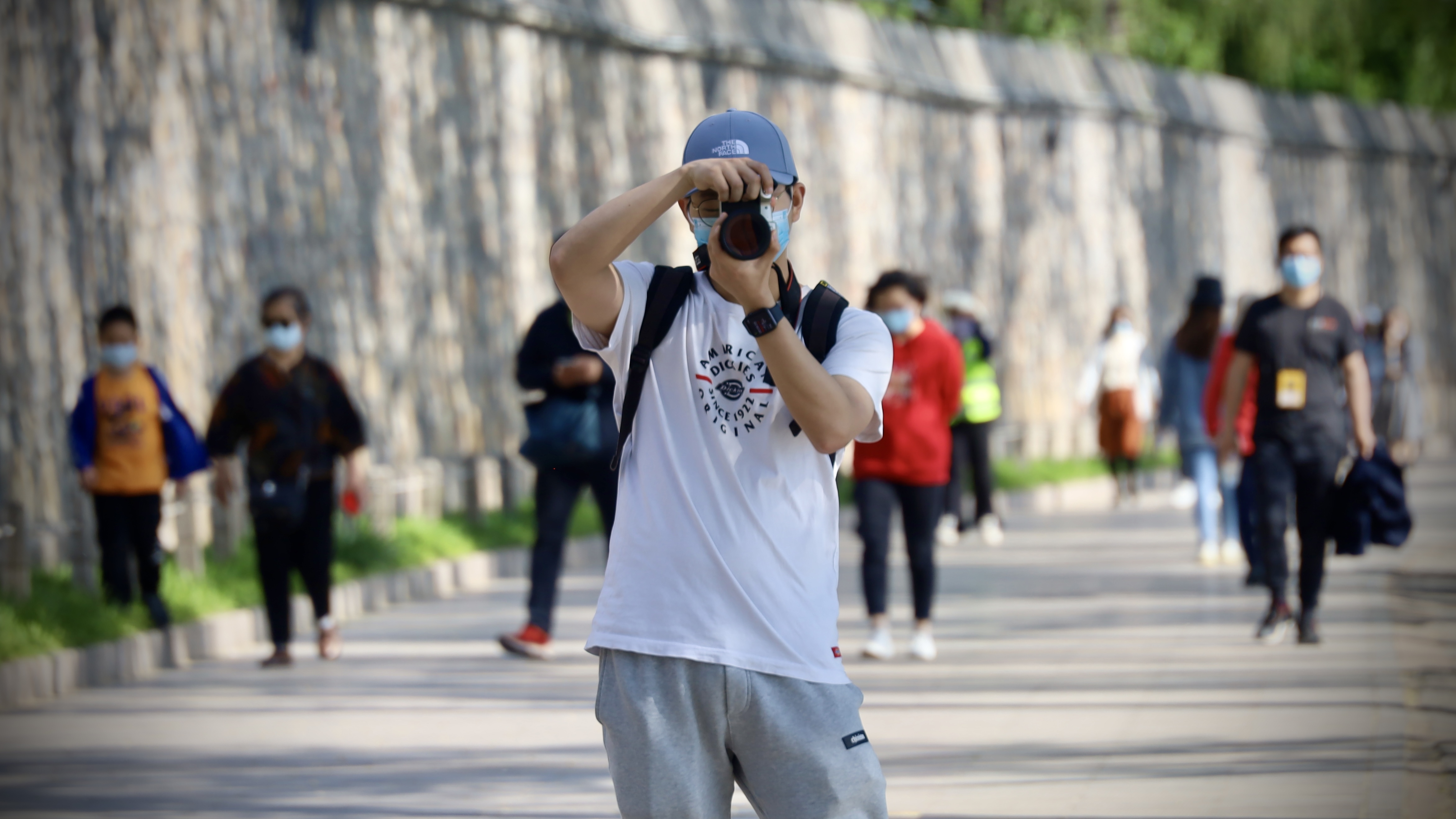Hu Chuan photographs at the Summer Palace.